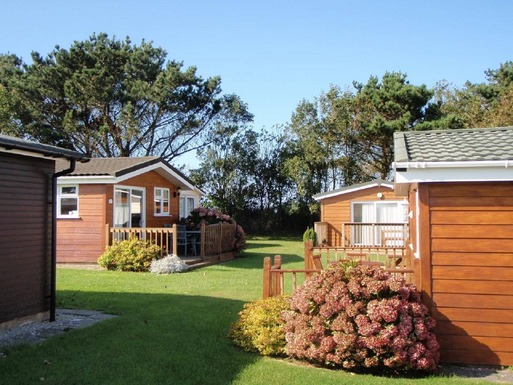 Chalets & Lodges At Atlantic Bays Holiday Park Padstow Exterior photo